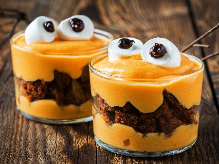 Десерт за Хелоуин (Halloween) в чаша с шоколадови (какаови) бисквити и портокалов маскарпоне мус - снимка на рецептата